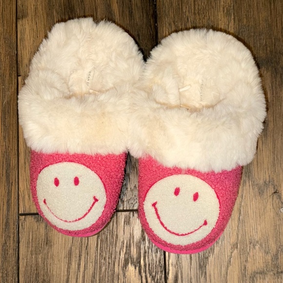 American Eagle Outfitters Shoes - American Eagle Cozy Pink Smiley Face Slippers